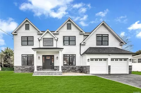 78 Lindbergh St, Massapequa Park, NY 11762