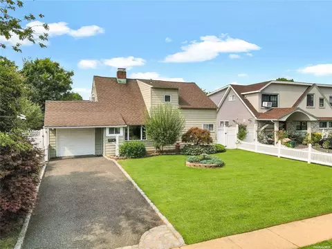 27 Basket Ln, Hicksville, NY 11801