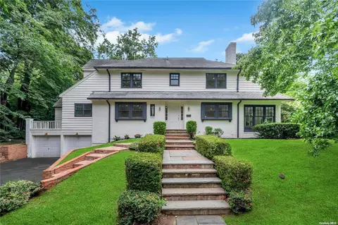 28 Ridge Dr E, North Hempstead, NY 11021