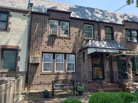 64-23 79th St, Middle Village, NY 11379