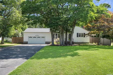 189 Belleview Ave, Center Moriches, NY 11934