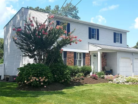 62 Woodview Ln, Centereach, NY 11720