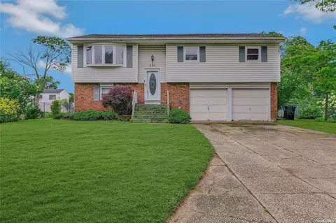 231 Montana Ave, Bay Shore, NY 11706