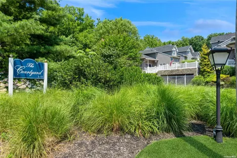 3 Courtyard Cir #3, Centerport, NY 11721