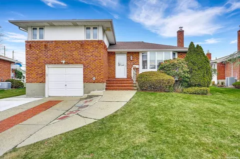 94 Stephen St, Levittown, NY 11756