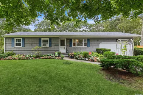5 Pine Tree Ct, East Quogue, NY 11942