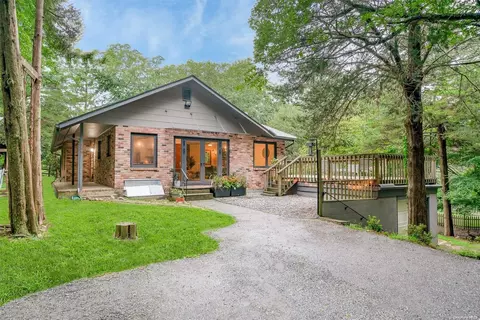 123 Dogwood Ln, Wading River, NY 11792