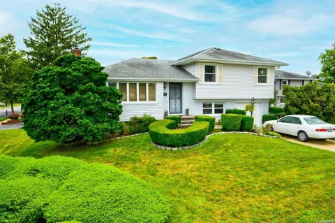 15 Rhonda Ter, Farmingdale, NY 11735