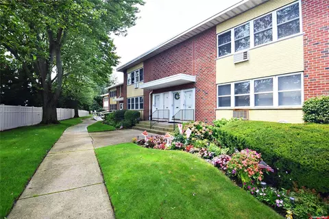 188 Farber Dr #188, West Babylon, NY 11704