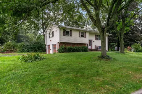 21 Farmhouse Rd, Clarkstown, NY 10920