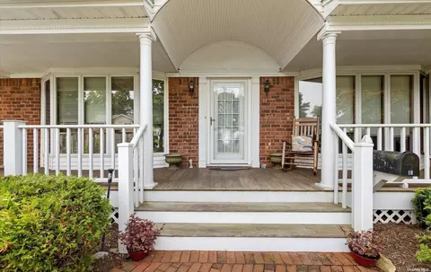18 Tyram St, Commack, NY 11725