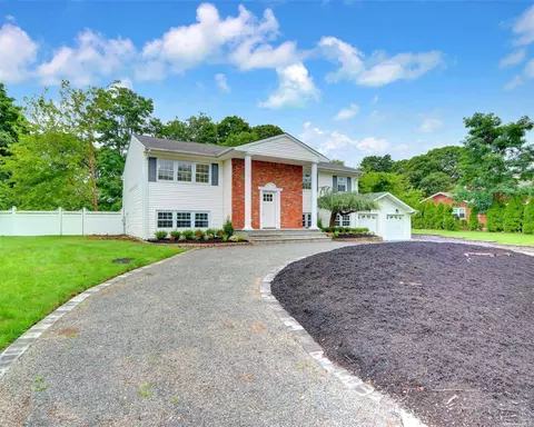 15 Westcliff Ln, Lake Grove, NY 11755