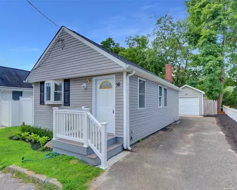 16 1st Ave, Kings Park, NY 11754