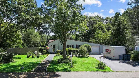 18 Macarthur Blvd, Hauppauge, NY 11788