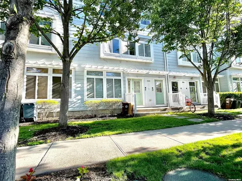 76-08 Aquatic Dr, New York, NY 11692