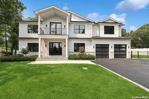 286 Salem Ct, Syosset, NY 11791