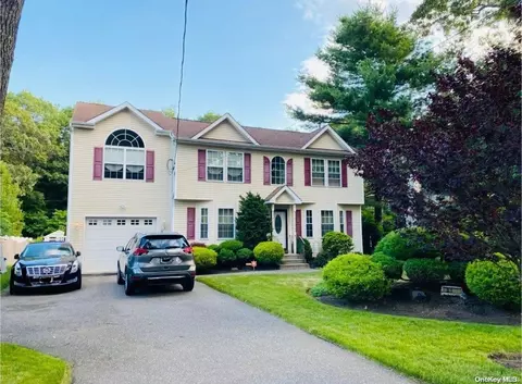 31 Park Ln, Middle Island, NY 11953