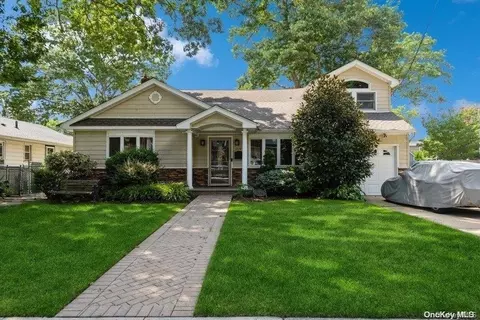 1414 Whittier Ave, Merrick, NY 11566