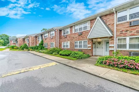 100 Connetquot Ave #22, East Islip, NY 11730