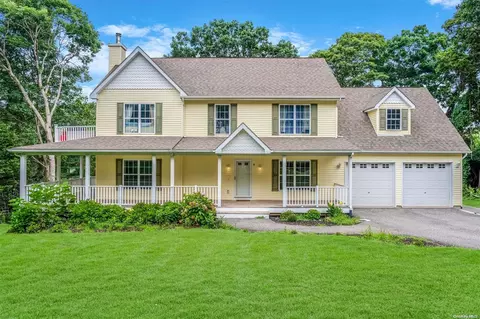 3 Neptune Ave, Hampton Bays, NY 11946