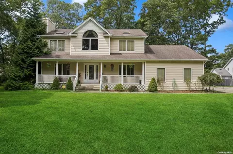 454 Kane Ave, Brookhaven, NY 11772 photo 1