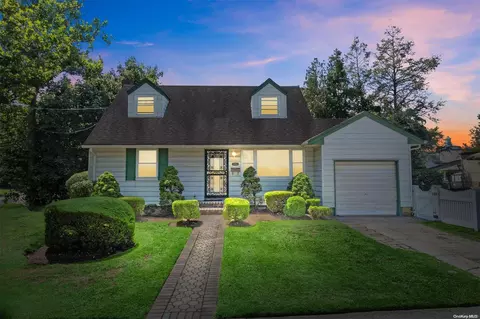 1 Circle Dr, North Hempstead, NY 11590