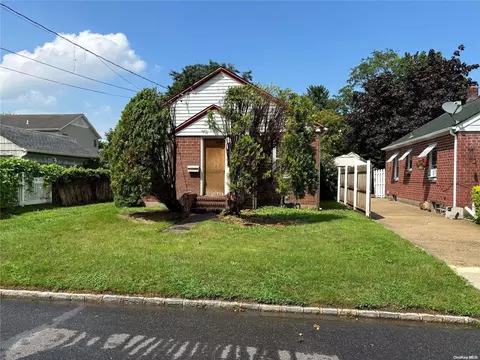 27 Jane St, North Hempstead, NY 11577
