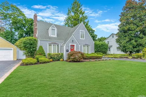 9 Manor Pl, Huntington Station, NY 11746