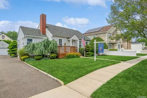 18 Elm St, Hicksville, NY 11801