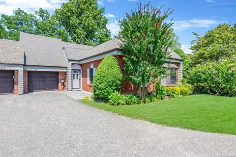 91 Harbour Ln #91, Bay Shore, NY 11706