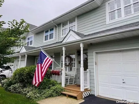 17 Sunwood Cir #17, Central Islip, NY 11722