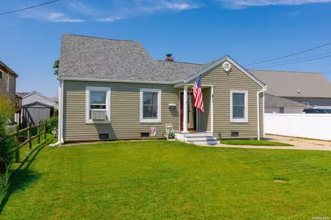 811 Arctic St, Lindenhurst, NY 11757