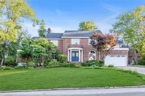 4 Winfield Ter, North Hempstead, NY 11023
