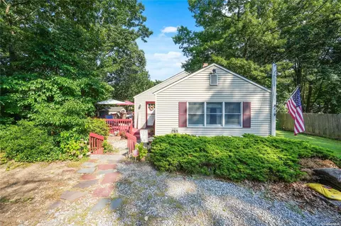 82 Dawn Rd, Rocky Point, NY 11778