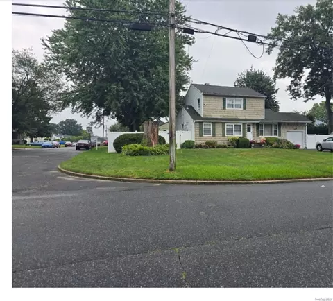 65 Chapel Hill Dr, Brentwood, NY 11717