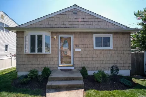 25 E Kissimee Rd, Lindenhurst, NY 11757