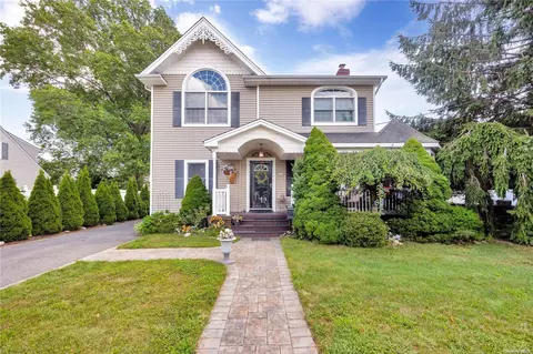 16 Intervale Ave, Farmingdale, NY 11735