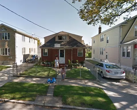 140-18 Oak Ave, New York, NY 11355