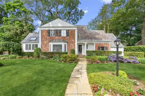 67 Deepwood Rd, North Hempstead, NY 11577
