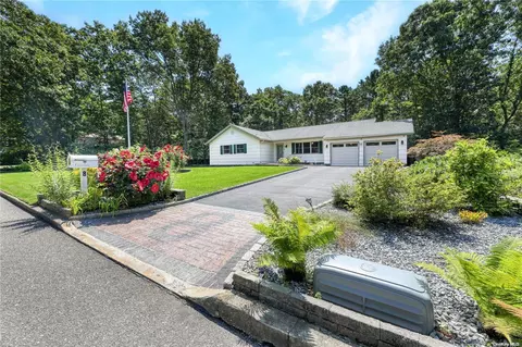8 Eileen Ln, Manorville, NY 11949