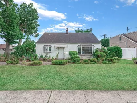 120 Beverly Ave, Massapequa Park, NY 11762