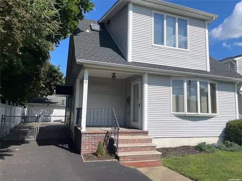 18 Lawnview Ave, Hicksville, NY 11801