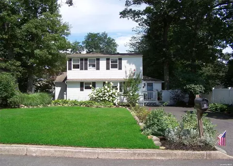 23 Locust St, Nesconset, NY 11767