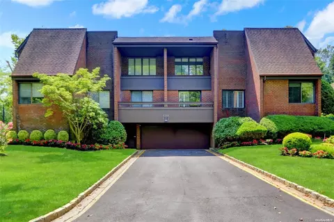 24 Acorn Ponds Dr #0, North Hempstead, NY 11576