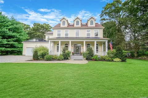 8 Mallard Ct, Riverhead, NY 11901