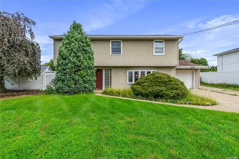 275 N Syracuse Ave, Massapequa, NY 11758