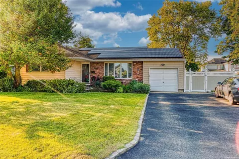 71 Independence Ave, Babylon, NY 11702