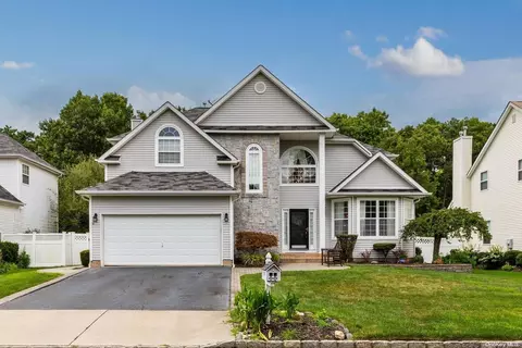 7 Marigold Ct, Holtsville, NY 11742