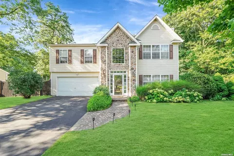 56 Chardonnay Dr, Coram, NY 11727