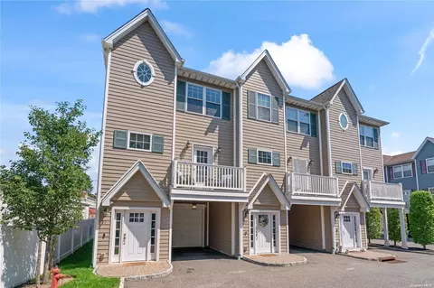 17 Hearthstone Ct #17, Farmingdale, NY 11735